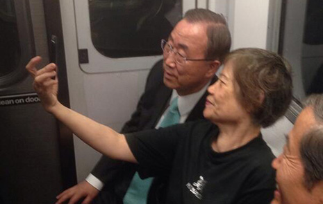 BMT-nin baş katibinin metroda `selfi`si - FOTO